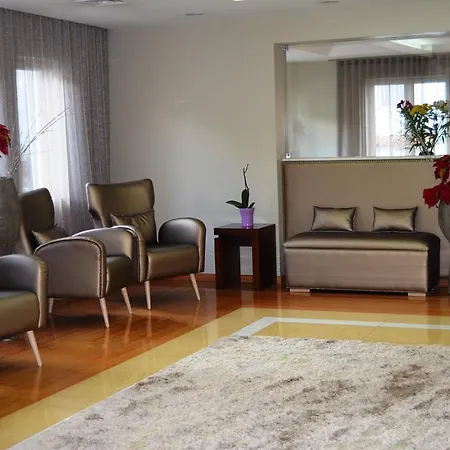 מלון Hotel Torres Novas 3*