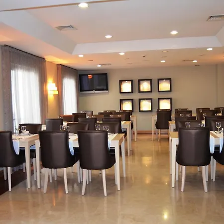 מלון Hotel Torres Novas 3*