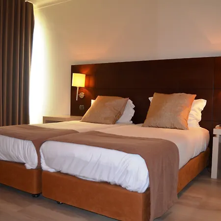 מלון Hotel Torres Novas 3*