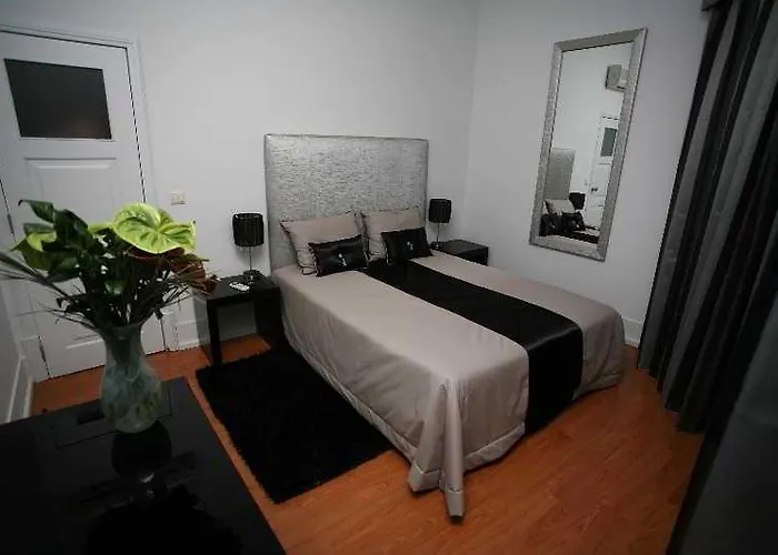 מלון Hotel Torres Novas 3*